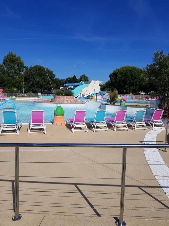 Camping pour 8 personnes, avec piscine et sauna ainsi que jardin et jacuzzi