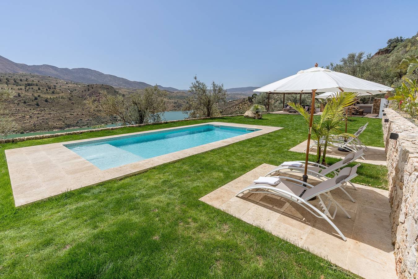Villa 'Valle de Lecrín' con vistas al lago, Wi-Fi y aire acondicionado in Lecrín, Provincia de Granada