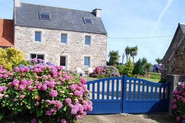 Gîte pour 8 personnes, avec jardin et terrasse à Guimaëc