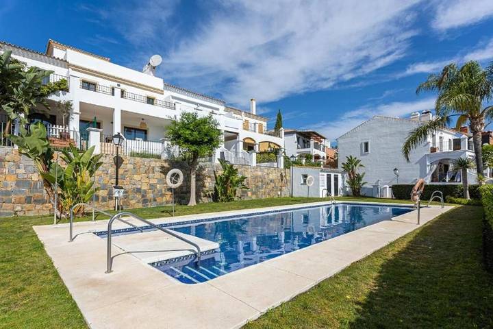 Casa rural para 6 personas, con piscina y terraza además de jardín y vistas, Se admiten mascotas en Estepona