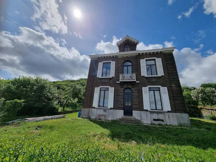 Location de vacances pour 15 personnes, avec terrasse ainsi que jardin et vue à Vireux-Molhain