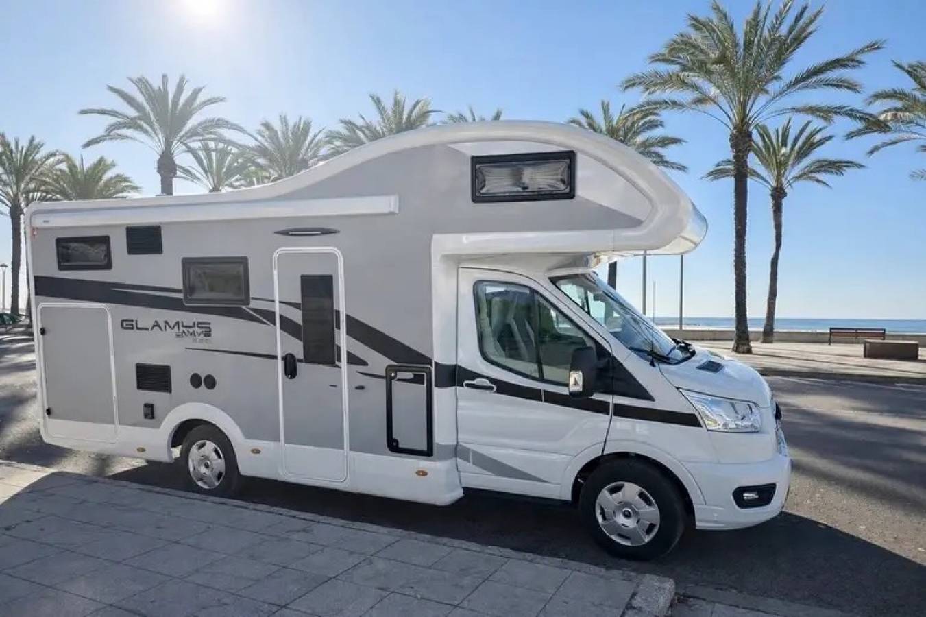 Mobil Home "Cerca De Barcelona" con vistas a la montaña, terrazas compartidas y jardín privado in Moncada y Reixach, Interior de Barcelona