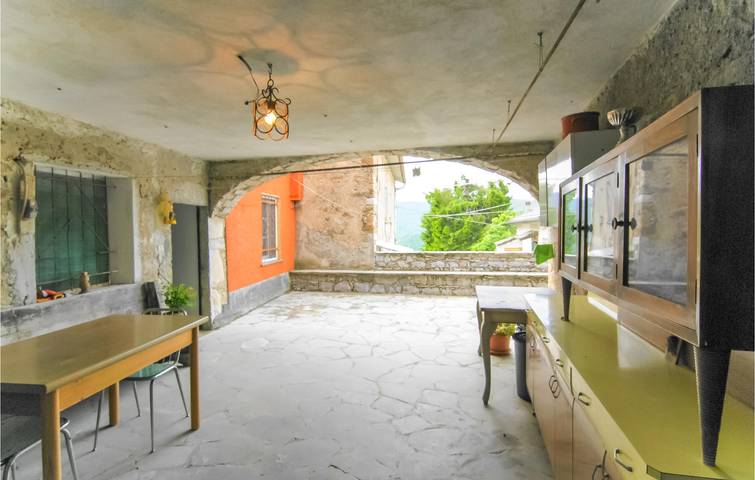 Appartamento intero, Incantevole appartamento con terrazza e parcheggio vicino a Fiume Vara in Varese Ligure, Provincia di La Spezia