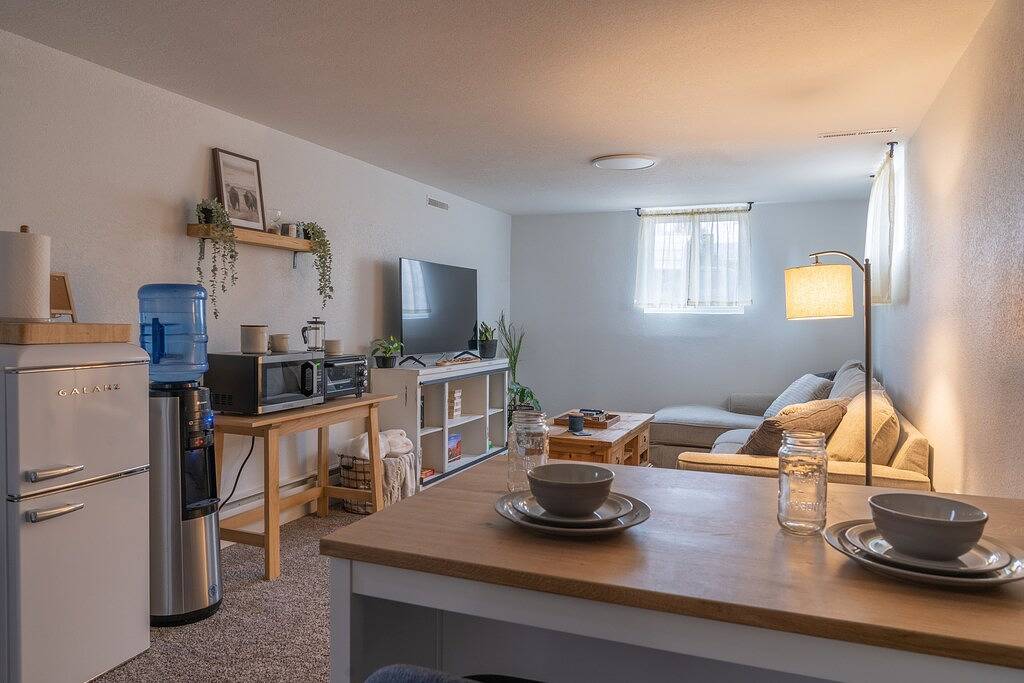Private, Dog-friendly Suite w/ Hot Tub near Downtown Cos in Colorado Springs, El Paso County (CO)
