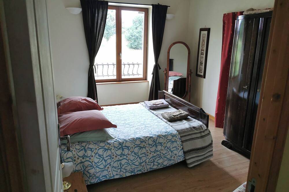 Holiday Home 'Le Crévy - Pavillon - 12 Pers' with Private Terrace, Private Garden and Wi-Fi in La Chapelle-Caro, Vannes region