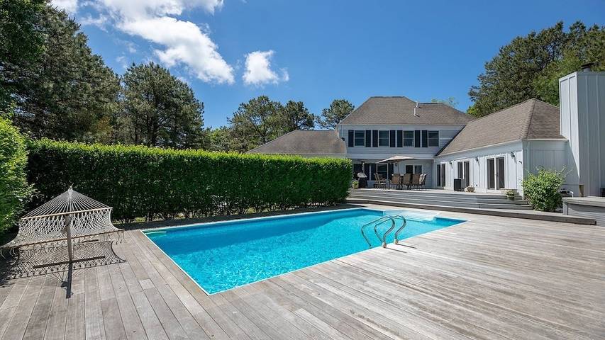 Holiday home for 12 people, with hot tub and terrace in The Hamptons