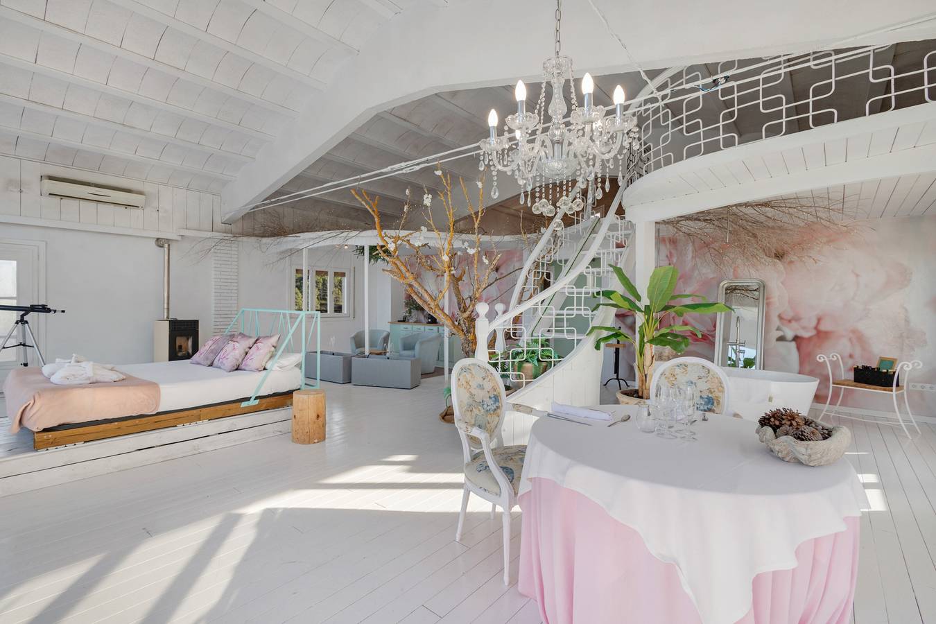 Apartamento entero, Apartamento 'Suite Mirador De Les Estrelles' con vistas a la montaña, Wi-Fi y aire acondicionado in Canyelles (Barcelona), Garraf