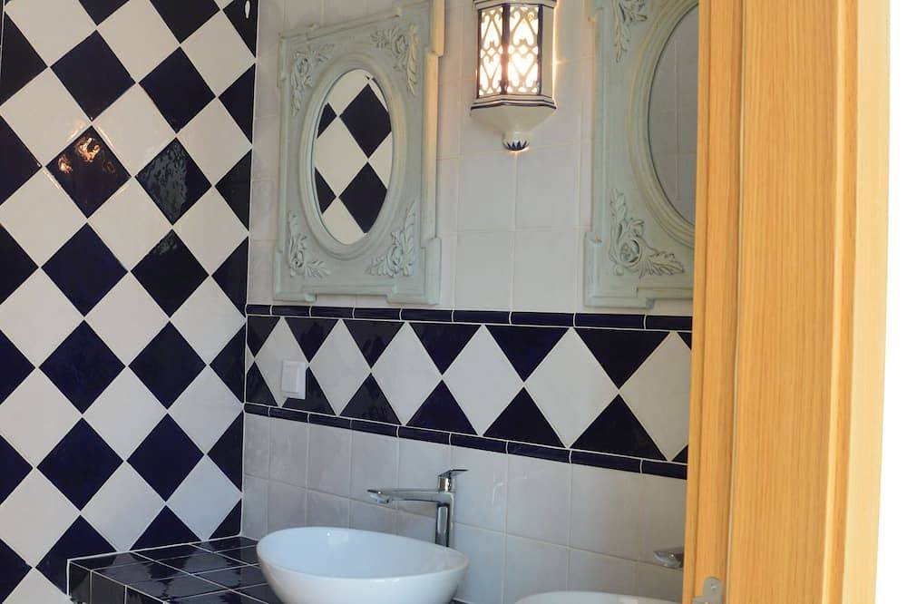 Brand New Villa with Private Pool and Lovely Garden near the beach.\n in Alvor, Distrito de Faro