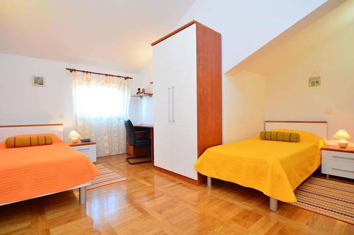 Villa pour 10 personnes, avec jardin ainsi que jacuzzi et balcon dans Betina - 2