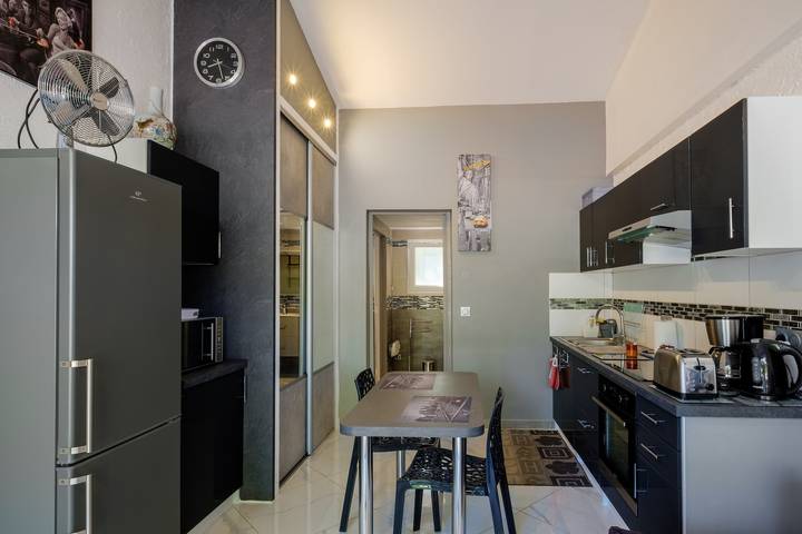 Appartamento intero, Appartamento di vacanza "Lou Paradou" con piscina condivisa, terrazza privata e Wi-Fi in Saint-Cézaire-sur-Siagne, Cannes e dintorni