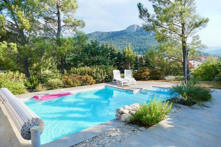 Location de vacances pour 8 personnes, avec balcon et jardin dans Saint-Arnac