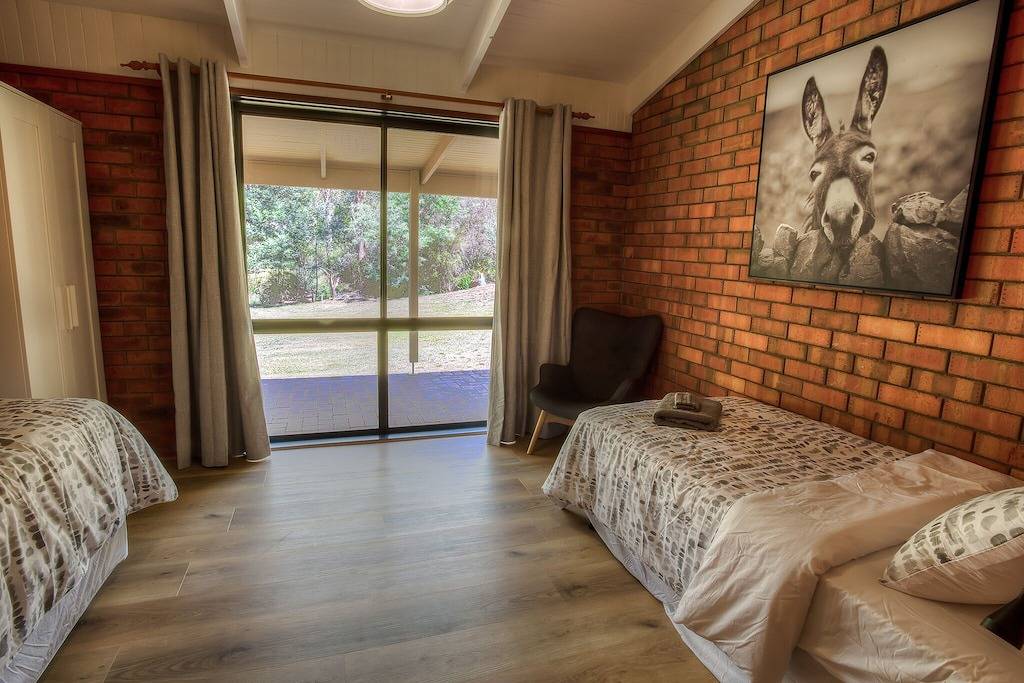 Rückzugsort am Fluss in einem ruhigen Hof, nur wenige Gehminuten von Cafés und Pub entfernt in Porepunkah, Alpine Shire