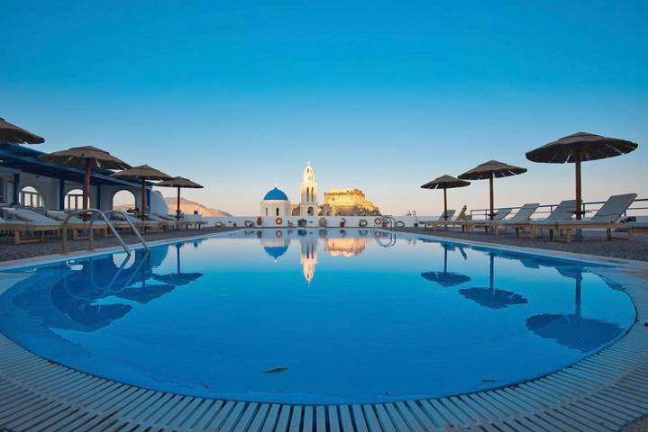 Apartahotel para 2 personas, con vistas además de piscina y jardín en Santorini