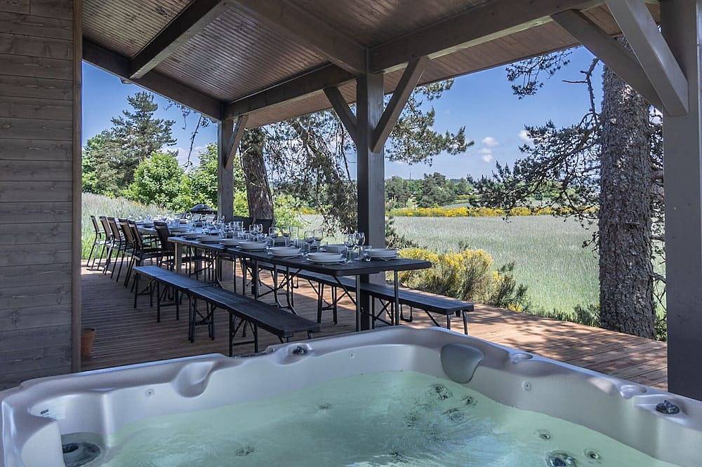 Luxury Lodge on Golf Course with Private Hot Tub, Pool & Gym Access in Le Chambon-sur-Lignon, Massif Central
