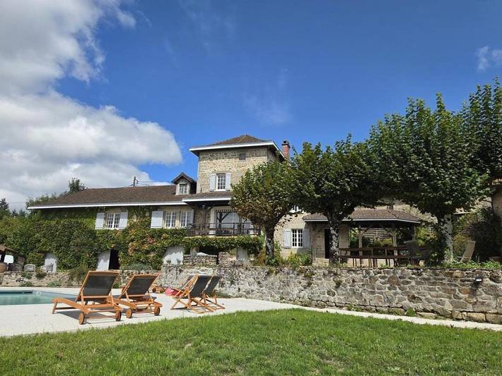 Gîte pour 14 personnes, avec Terrasse ainsi que Jardin et Piscine