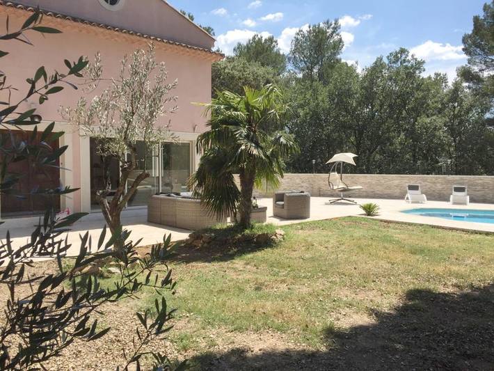 Location de vacances pour 8 personnes, avec piscine ainsi que vue et jardin, adapté aux familles à Villecroze