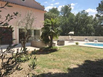 Location de vacances pour 8 personnes, avec vue ainsi que jardin et piscine, adapté aux familles à Villecroze