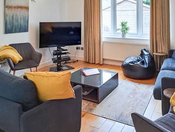 Log Cabin for 12 People in Cambridgeshire, East of England, Photo 3