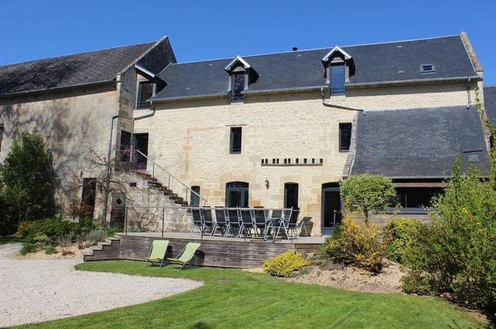 Location de vacances pour 15 personnes, avec vue et jardin à Colombiers-sur-Seulles