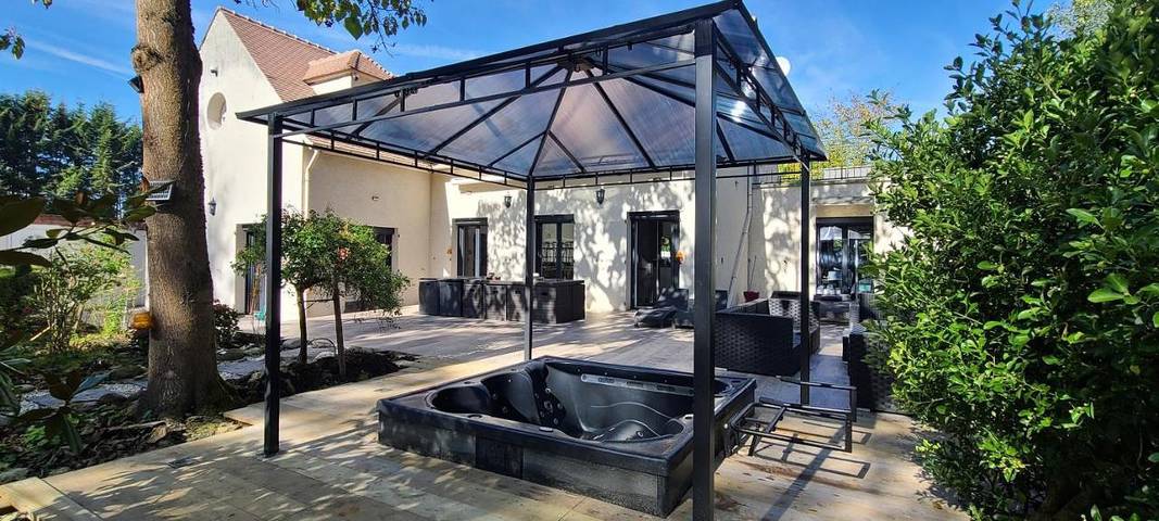 Villa pour 16 personnes, avec Balcon et Jacuzzi ainsi que Terrasse et Jardin