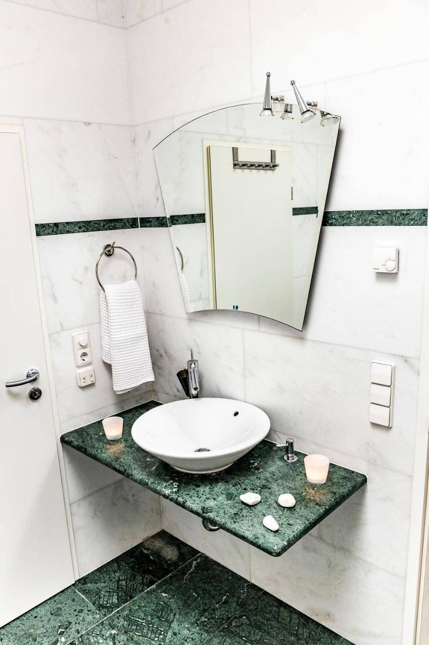 Ganze Wohnung, Dreamapartment La Vigna "Stone" Suite mit eigenem Indoorpool & Sauna & Grillhütte - Weil am Rhein in Weil am Rhein, Südschwarzwald