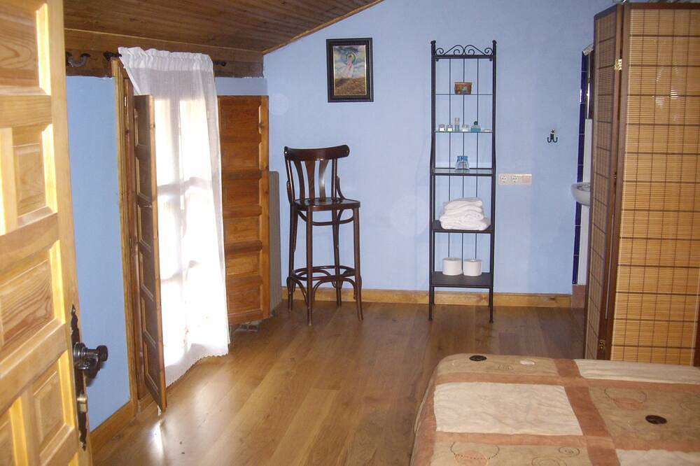 Los Soportales Hill House in Cordillera Cantábrica