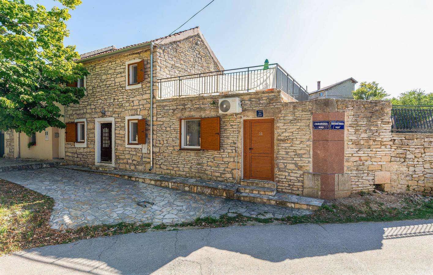 Charmante Unterkunft, 1 km von Benkovac entfernt: Gemütliche 2-Zimmer-Wohnung mit Pool und Terrasse in Benkovac, Grad Benkovac