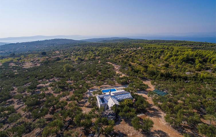 Charmante 2-Zimmer-Wohnung mit Pool, Terrasse, WLAN und Küche in Milna, Brac