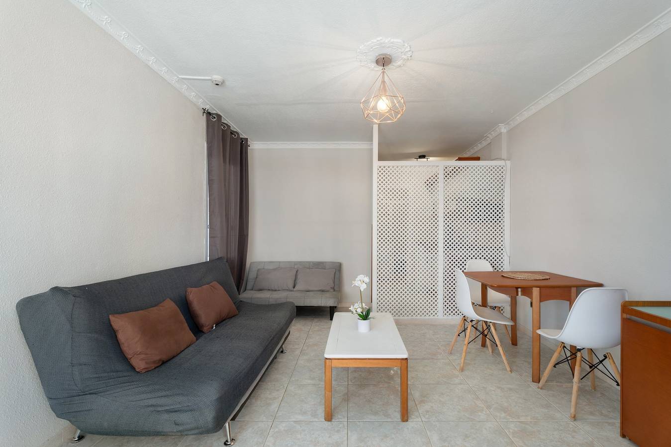 Apartamento entero, Apartamento de vacaciones 'Floritas 1' con piscina compartida, balcón y Wi-Fi in Playa de las Américas, Arona 