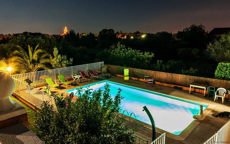 Gîte pour 4 personnes, avec piscine ainsi que jardin et terrasse