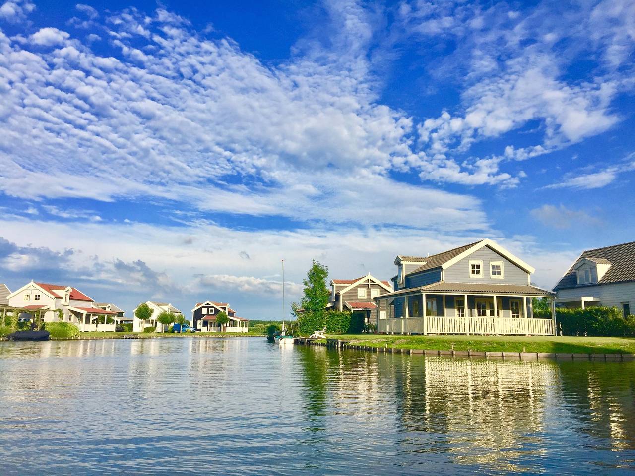 Bungalow aan het Water met Sauna in Bernisse, Nederlandse Noordzeekust