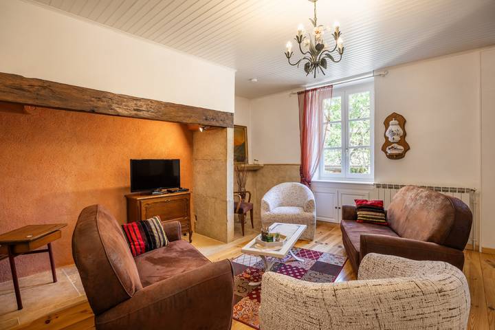Lou Flaujer Cottage: Mountain View, Private Terrace & Wi-Fi in Pont-les-Bains in Salles-la-Source, Aveyron