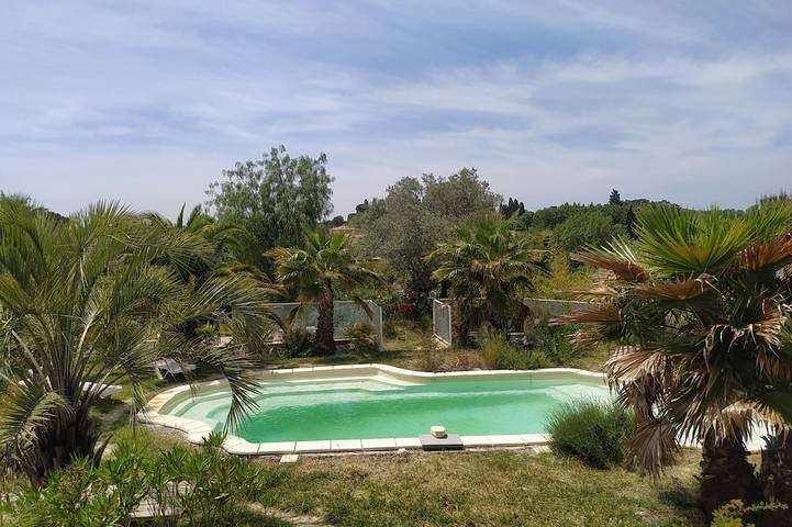 Location de vacances pour 6 personnes, avec piscine à Pouzolles