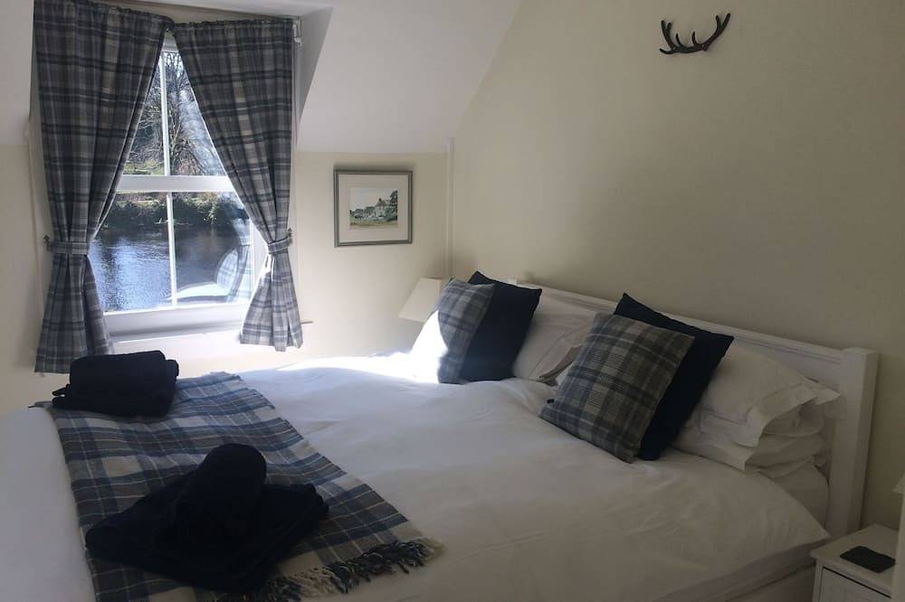 Lilybank,a traditional highland cottage located in Fort Augustus village. in Fort Augustus, Highlands