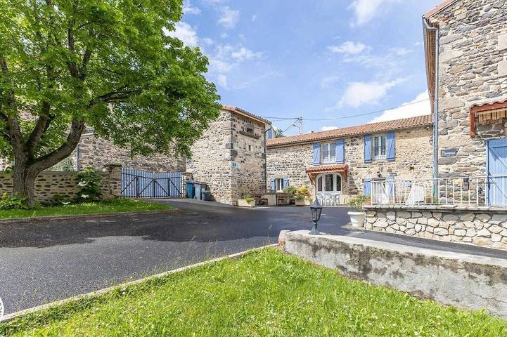 Gîte pour 6 personnes, avec jardin dans Clémensat