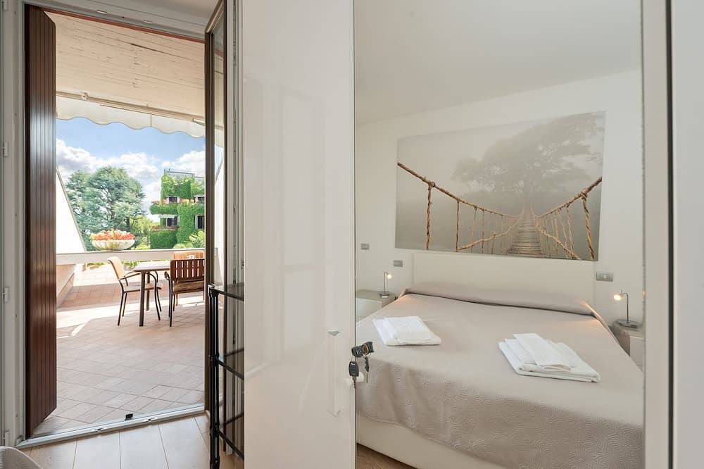 Entire apartment, Ai Teatri Apartment - Lake view - terrace - Wifi in Rivoltella del Garda, Desenzano del Garda