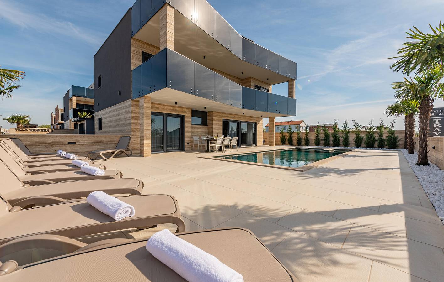 Geräumige Ferienwohnung mit 2 Schlafzimmern, Pool, WLAN und Parkplatz in der Nähe des Strandes von Privlaka in Privlaka, Zadar