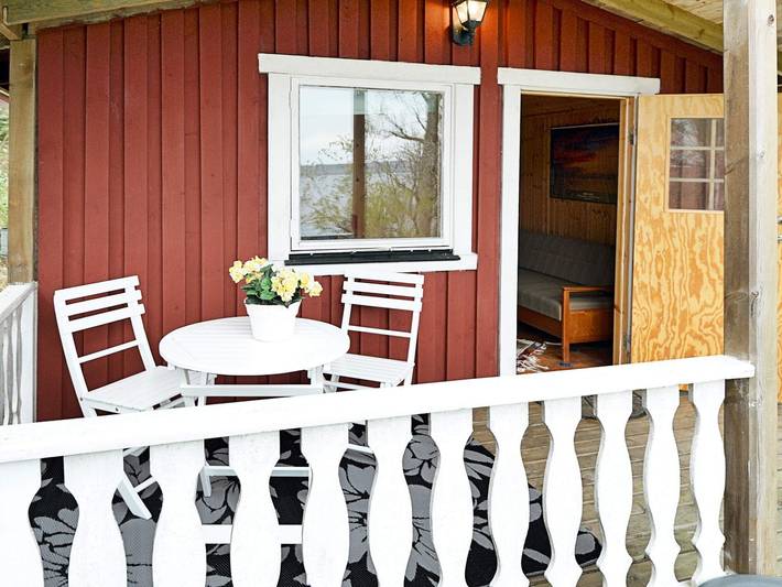 Stuga vid sjön med utsikt över sjön in Alingsås region, Västergötland