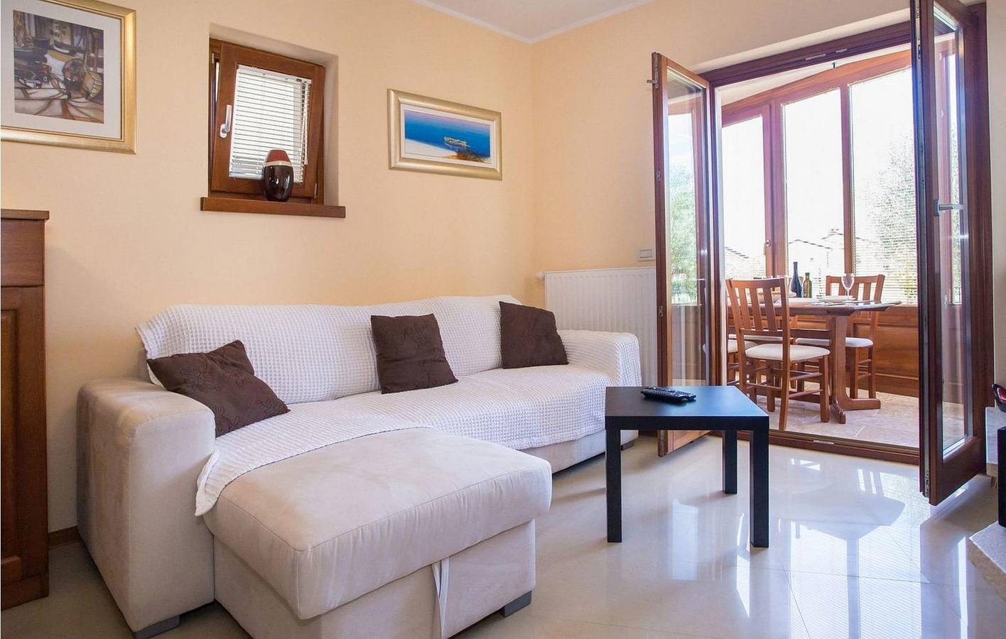 Charmant appartement met zwembad, vlak bij het strand en met moderne voorzieningen in Novigrad, Mareda