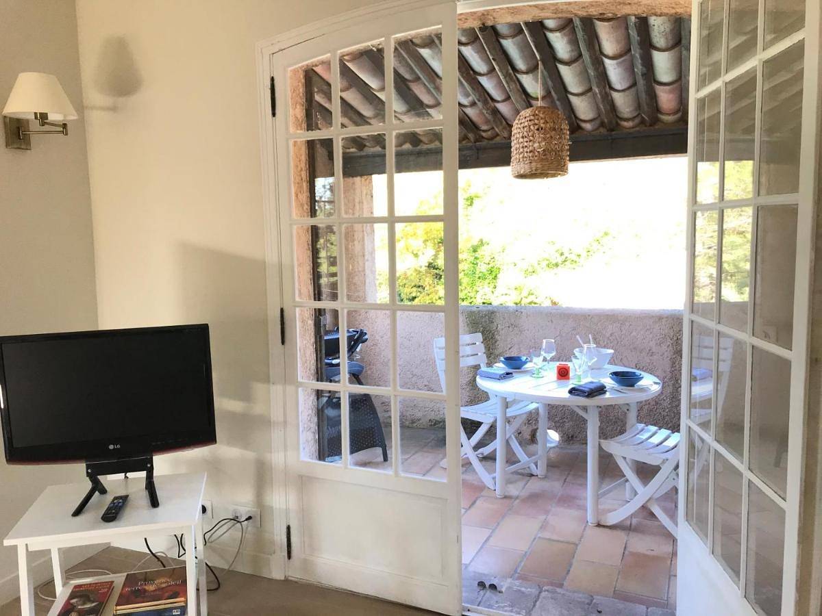 Appartement entier, Apartment with Terrace in Roquefort-les-Pins, Côte méditerranéenne (France)