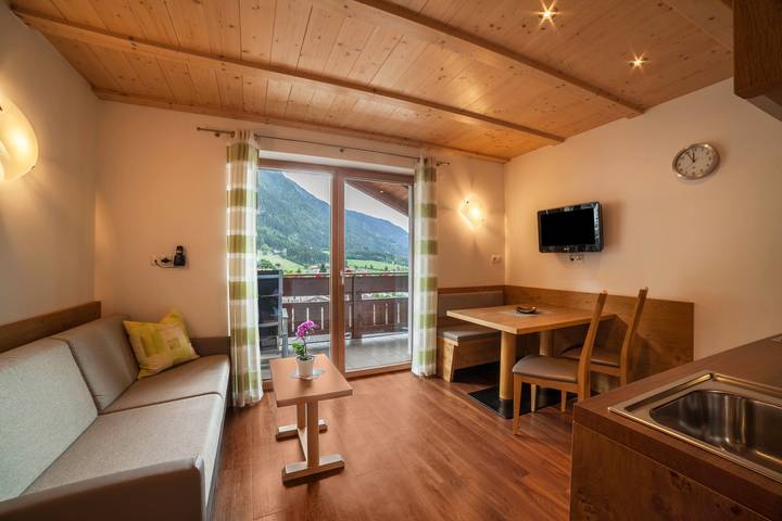 Entire apartment, Holiday Apartment "Laugen Ii" with Mountain View, Wi-Fi, Garden, Terrace & Balcony in Stubai Alps, San Leonardo in Passiria
