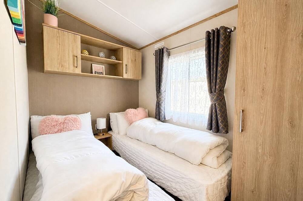8 berth caravan for hire near Clacton-on-Sea in Essex in Clacton-on-Sea, Essex