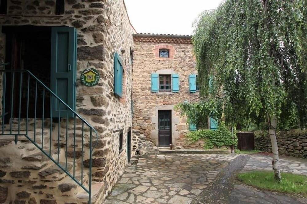 Gîte familial avec grande terrasse à Auzat, proche baignades et sites historiques in Villeneuve-d'Allier, Haute-Loire