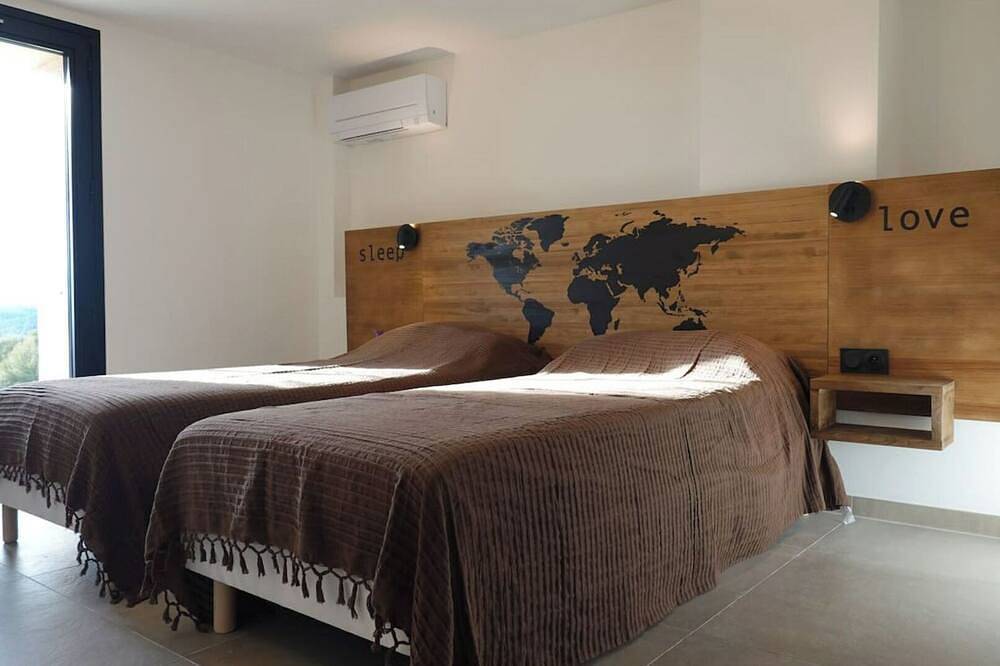 Villa isolée avec Ac, piscine chauffée et vue sur les vignobles et la mer in Callas, Région de Draguignan