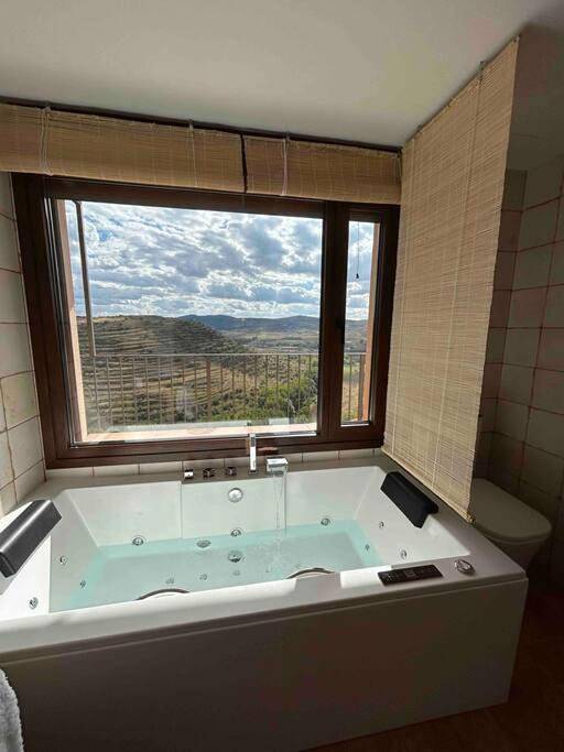 Apartamento entero, One-Bedroom Apartment in Allepuz, Provincia de Teruel
