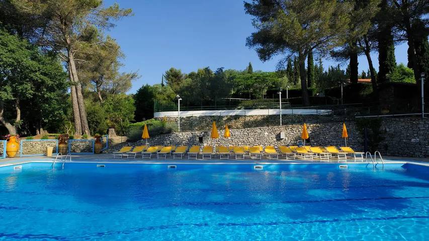 Camping car pour 5 personnes, avec sauna ainsi que terrasse et piscine dans Ligurie
