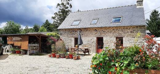 Gîte pour 3 personnes, avec jardin à Berrien