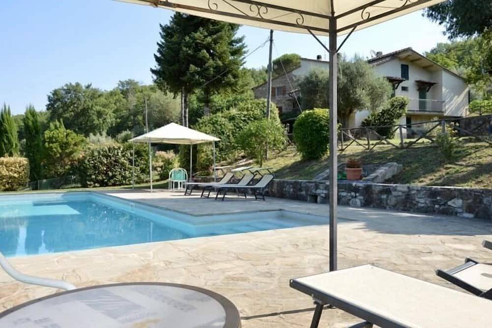 Villa San Martino, two houses sharing a fenced pool, San Martino private villa in Lisciano Niccone, Valtiberina