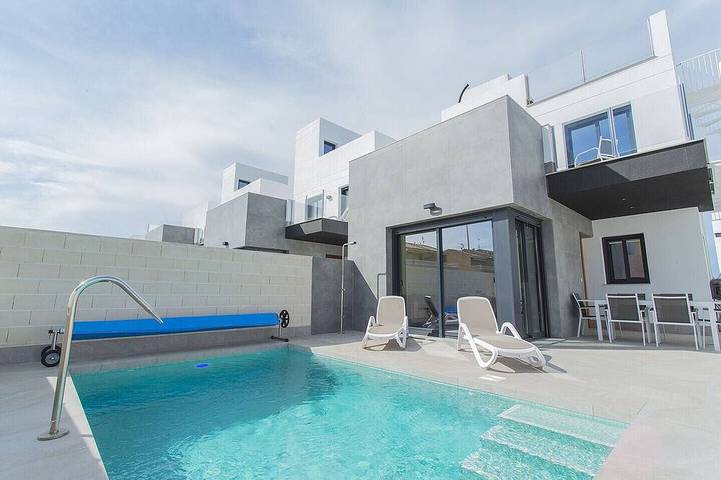 Villa for 8 people, with sauna and garden as well as balcony in Torrevieja