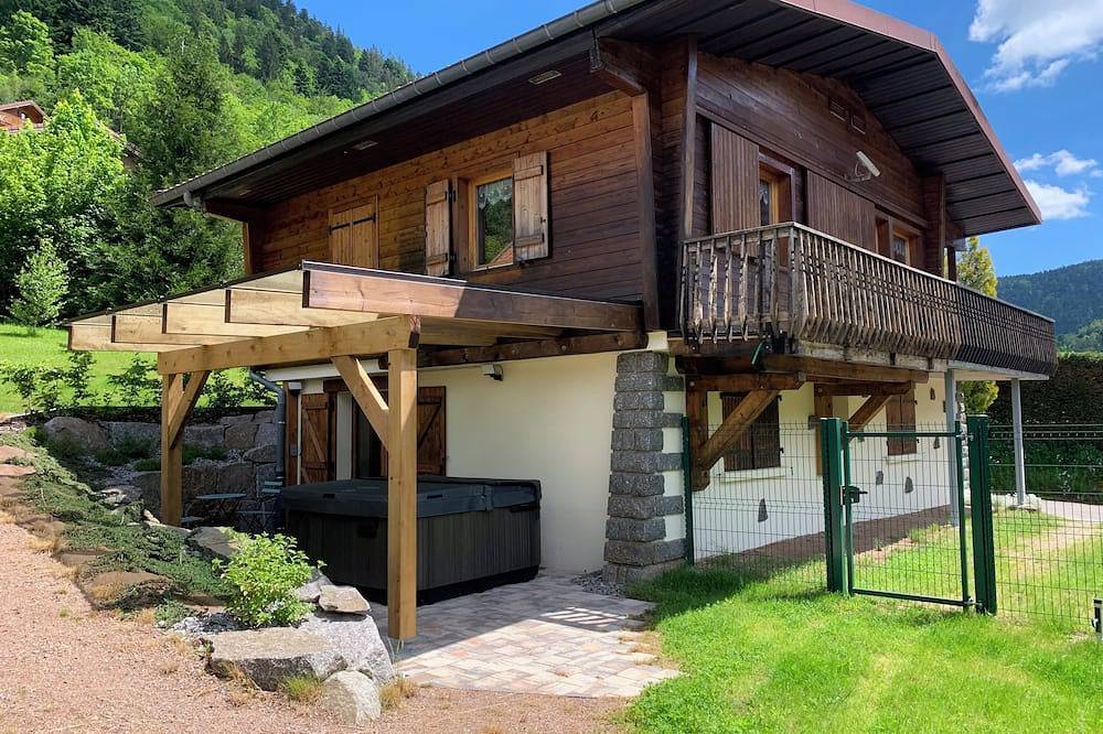 La Bresse, magnificent renovated chalet with private jacuzzi and sauna    in La Bresse, Parque natural regional de los Ballons des Vosges